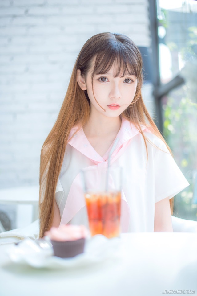 “原本我也如此认为。”诸葛亮摇头道：“但关中能够如此轻易兵不血刃拿下成都，皆是此人所谋。”